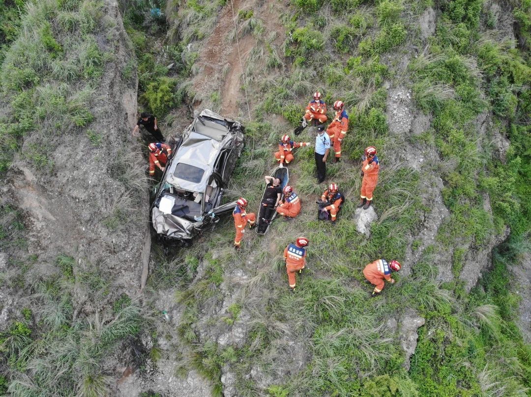 昆明一小车坠落300米深崖摔成一堆废铁，司机竟然奇迹生还！