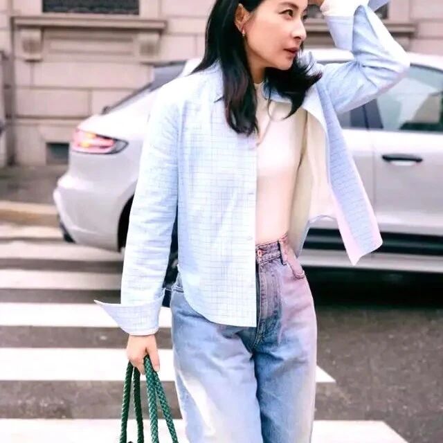郭晶晶为显腿长好认真,穿衬衫+牛仔阔腿裤,穿出175气场好惊艳