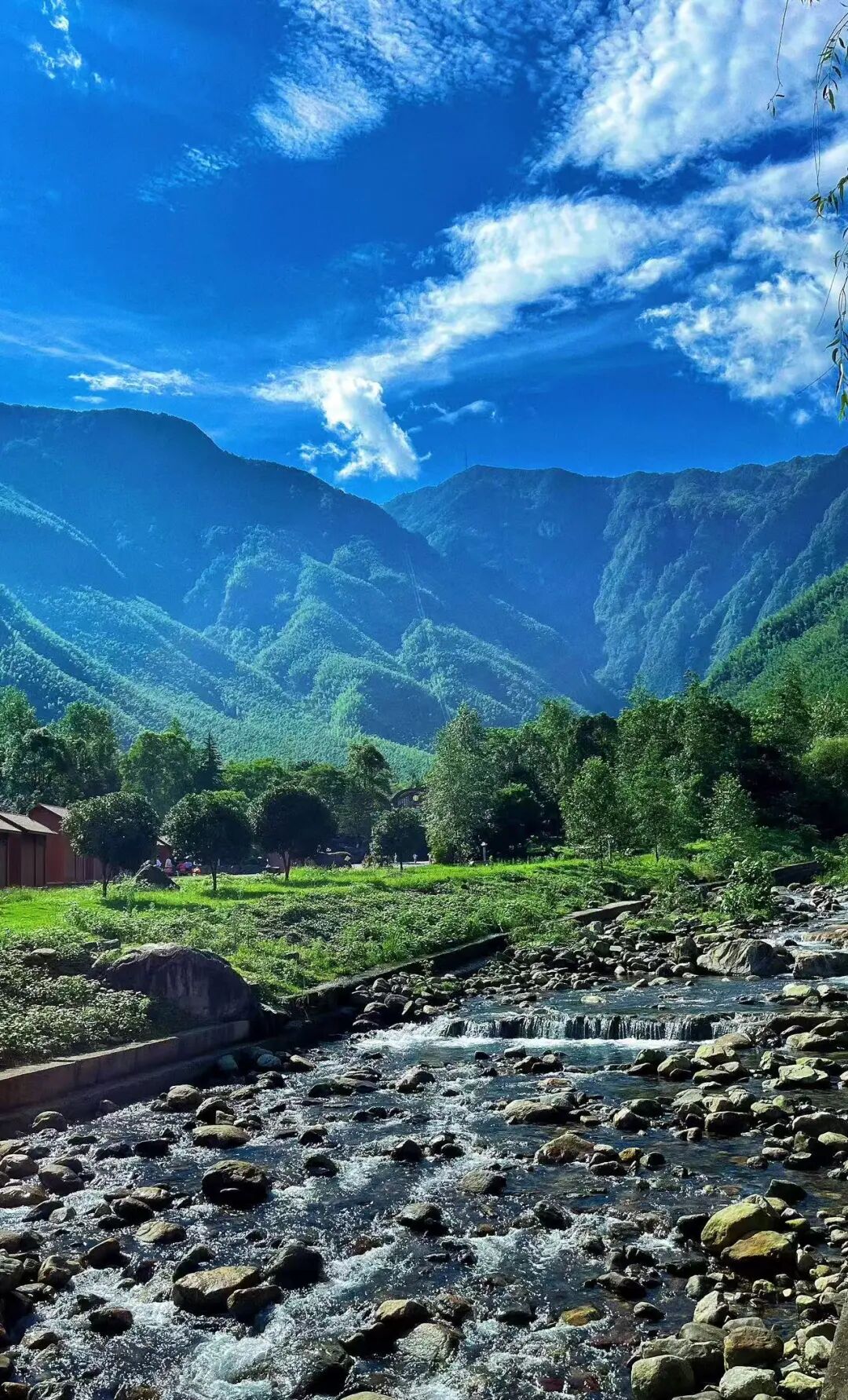 高铁直达，挖到了和昆明齐名的“春城”，4元一碗粉，泡汤江西一绝，安逸又便宜！