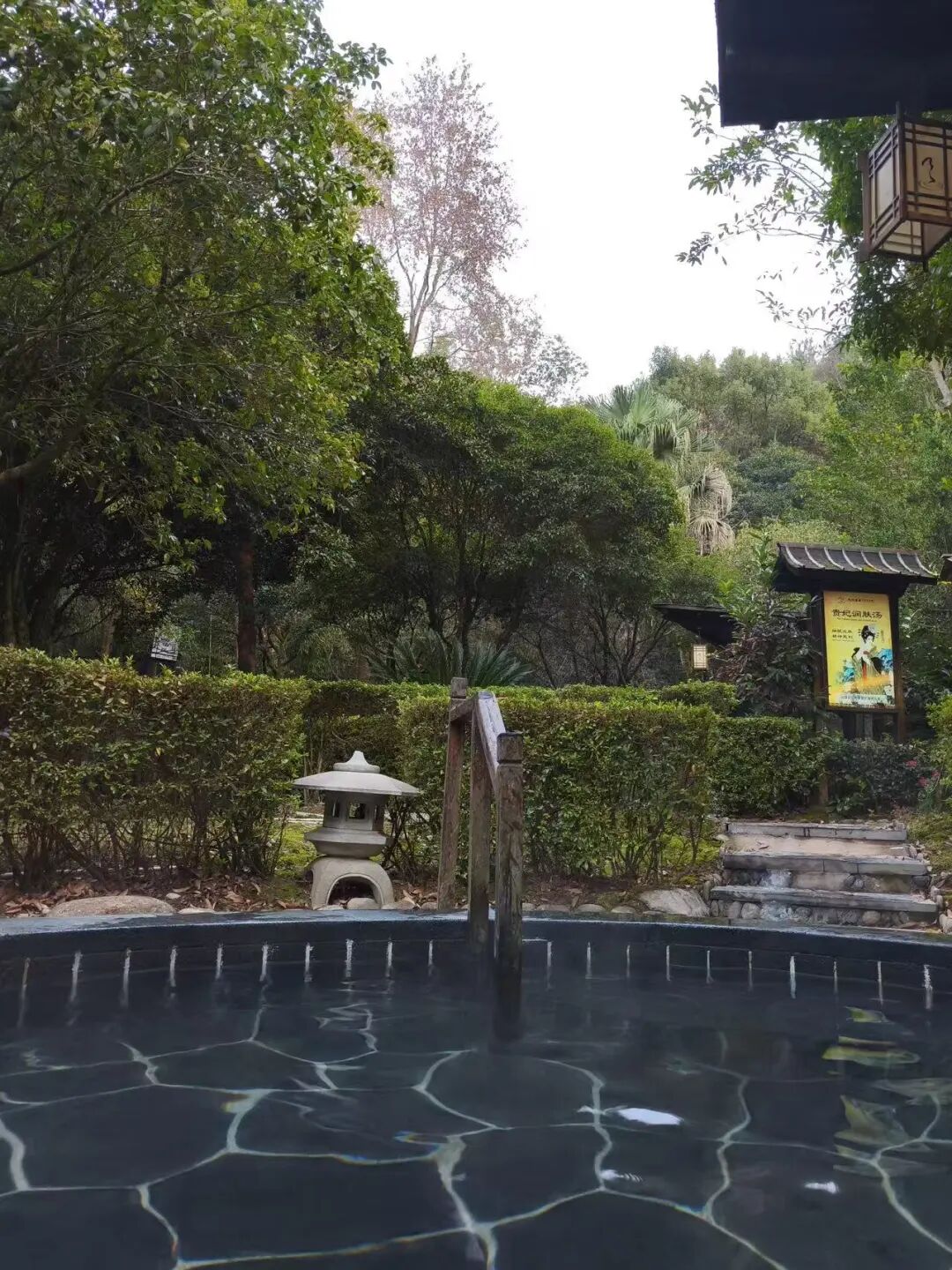 高铁直达，挖到了和昆明齐名的“春城”，4元一碗粉，泡汤江西一绝，安逸又便宜！