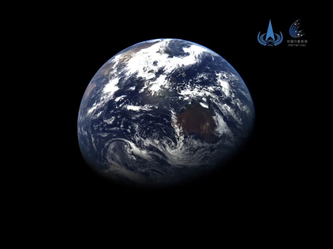 图1 该地球彩色图由天问二号探测器的窄视场导航敏感器于2025年5月30日13点拍摄，经辐射校正、红绿蓝（558-631nm、500-573nm、434-477nm）三波段图像配准和彩色合成处理后制作而成。拍摄时器地距离约59万千米