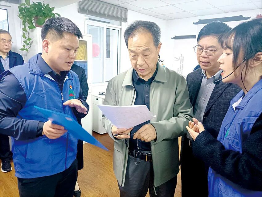 宫蒲光会长在镇江市润州区金山街道慈善社工站调研.jpg