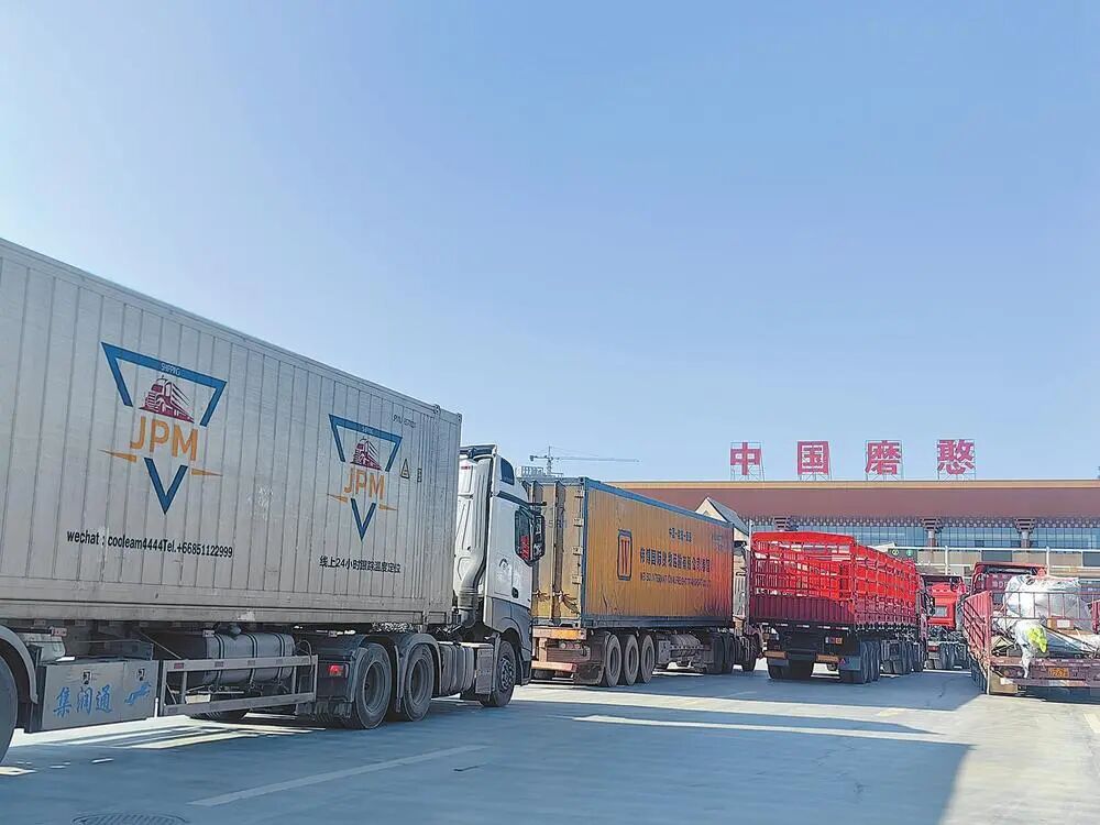 货车在磨憨公路口岸排队通关。 本报记者 张雁群 摄.jpg
