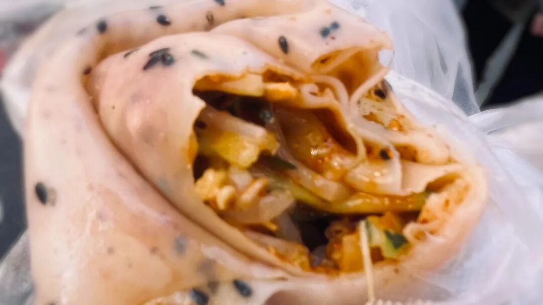 就冲卷凉皮这个切口,小辽的美食雷达就响了,它告诉我,这肯定好吃.