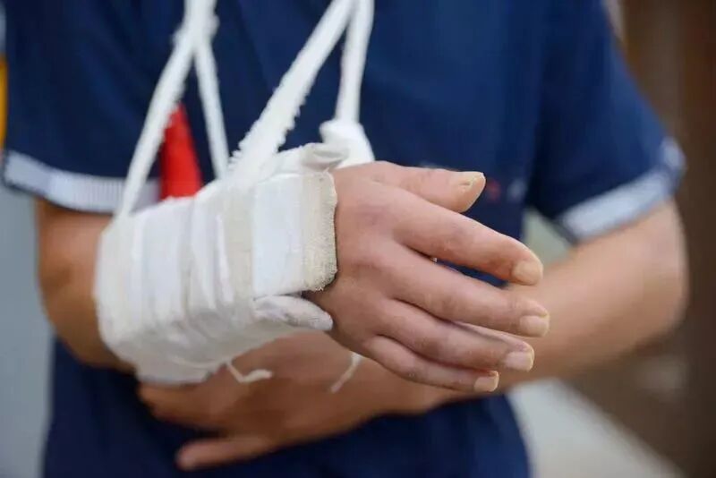 手腕骨折,这个手势助康复,伤后一周内就要做起来-友友