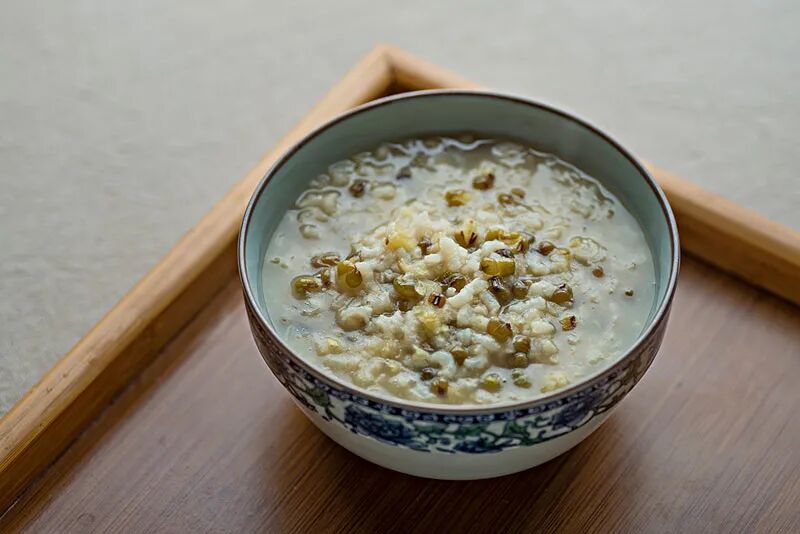 3.百合冬瓜粥取小米50克,鲜百合50克,冬瓜100克,清水适量.