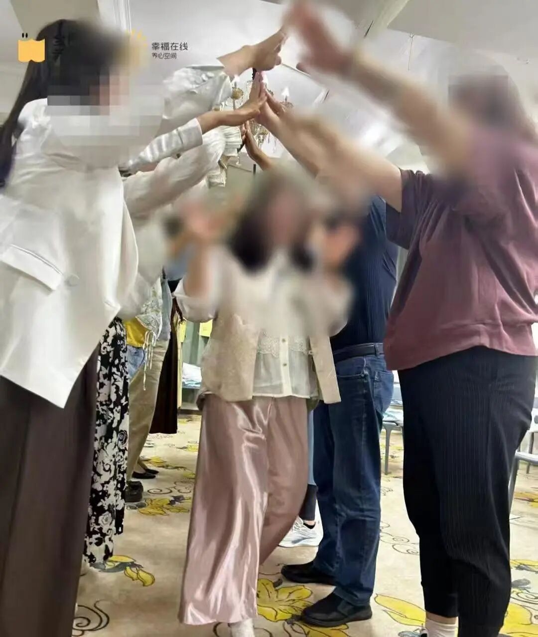 网红心理机构被曝借心灵操控敛财：白领高管深陷，现场痛哭、尖叫、下跪，“督导班”收费高达28万；亲历者：被关屋子里通宵打电话招新学员