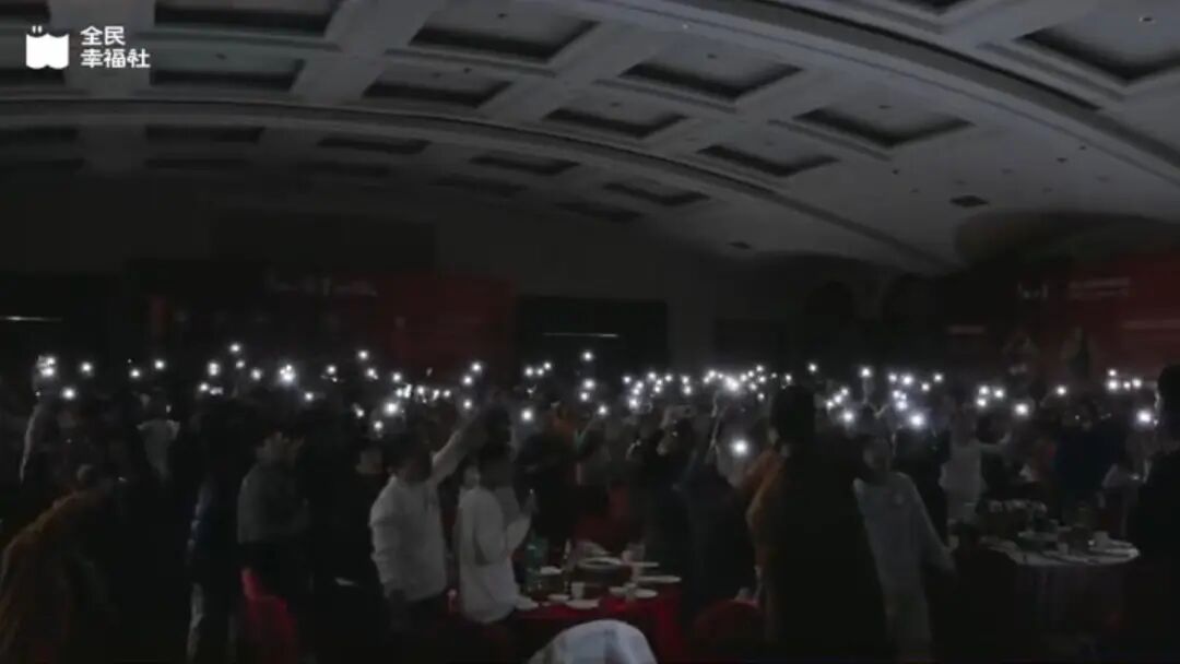 网红心理机构被曝借心灵操控敛财：白领高管深陷，现场痛哭、尖叫、下跪，“督导班”收费高达28万；亲历者：被关屋子里通宵打电话招新学员