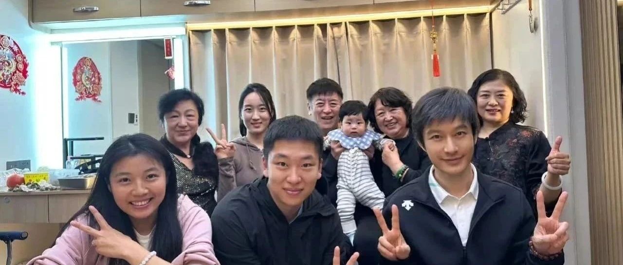 ＂黄晓明自嘲'腹肌消失术'背后:爸妈跨省宠儿,青岛海鲜+韭菜盒子=顶配亲情＂