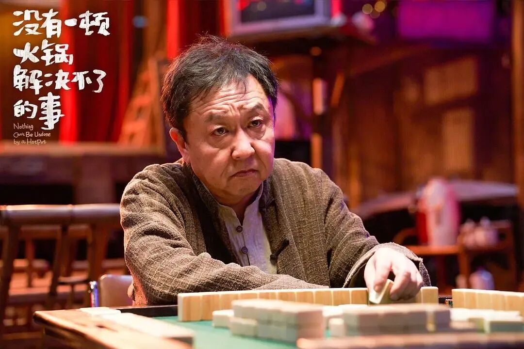 机智和与付主任的私交关系来获取必要的情报;发财则作为行动执行者