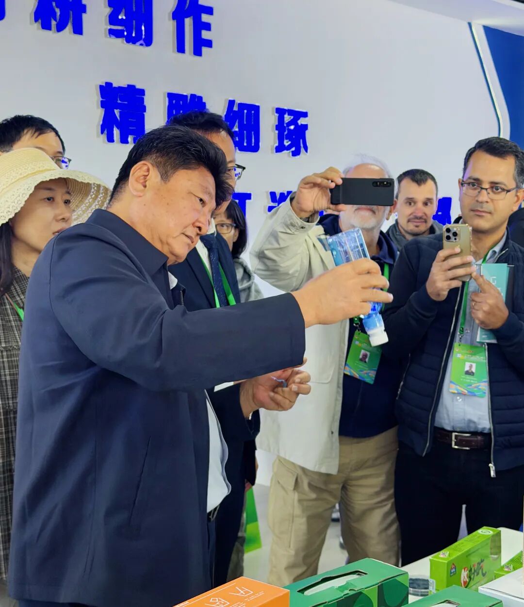 苏勇宁为参加第三届国际螺旋藻产业发展大会的各国嘉宾展示产品（吴檳廷 摄）.jpg