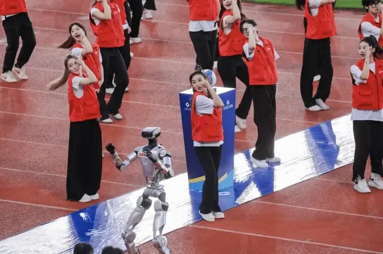 科技赋能体育！京东携手逐际动力机器人亮相江苏足球联赛现场