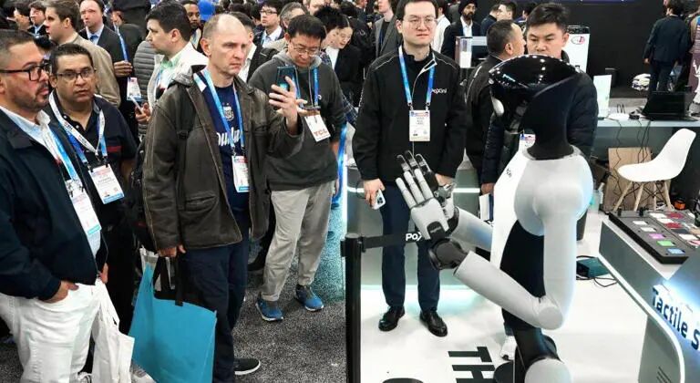 不止“机器人”秀！CES上“广东造”机器人用“触觉基建”重构具身智能