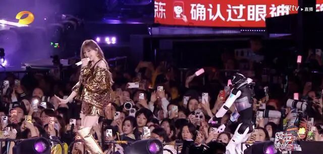智元首个机器人艺人天团亮相湖南卫视跨年演唱会
