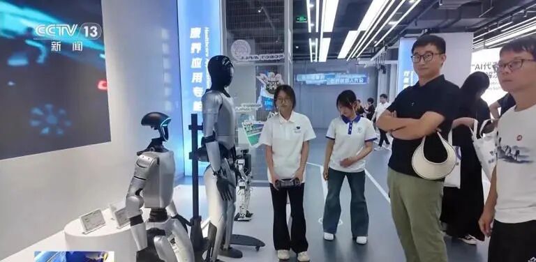 全球首家机器人4S店开业！50种机器人挑花眼，未来生活啥模样？