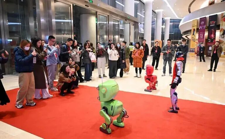 35秒制作一个冰淇淋、灵动表演吸引眼球……这些机器人闪耀成都新年音乐会