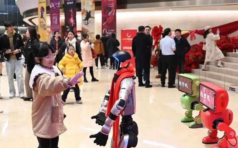 35秒制作一个冰淇淋、灵动表演吸引眼球……这些机器人闪耀成都新年音乐会
