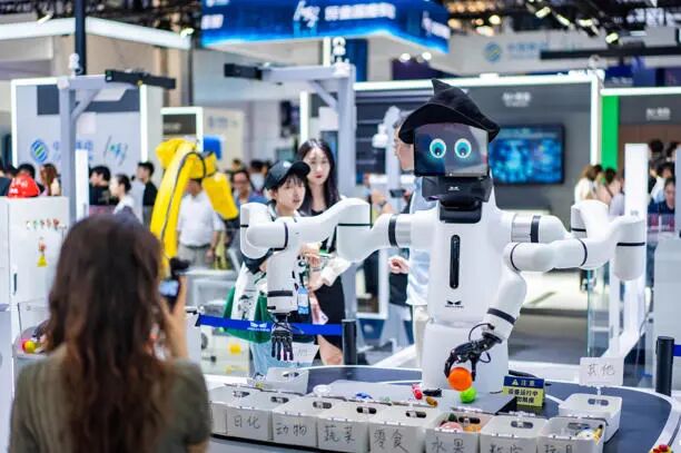 WAIC观察｜叠衣服、分拣货物……这届机器人真来“干活”了