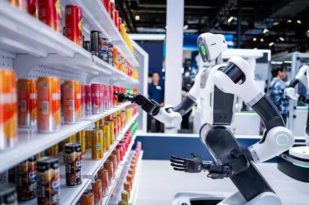 WAIC观察｜叠衣服、分拣货物……这届机器人真来“干活”了