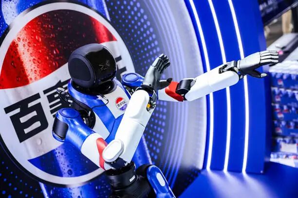 百事可乐WAIC首发新成员“百事酷宝”，人形机器人家族再添潮酷力量