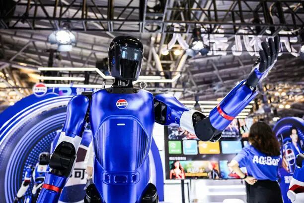 百事可乐WAIC首发新成员“百事酷宝”，人形机器人家族再添潮酷力量