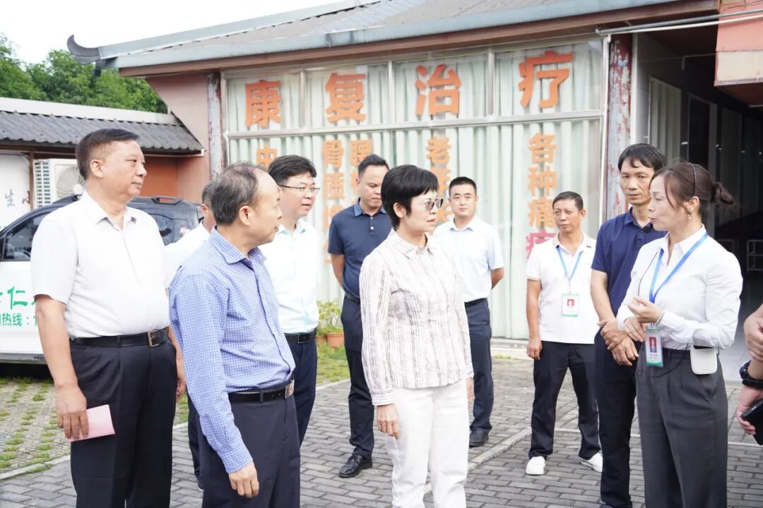 主任委员王西冀,副主任委员陆宁,自治区民政厅副厅长蒋海东等参加调研