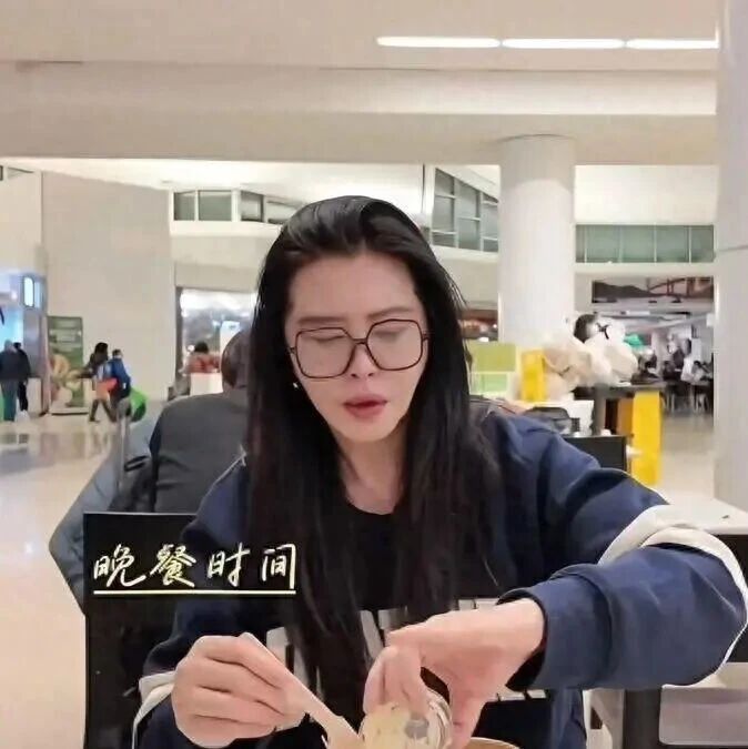 王祖贤59岁真容曝光!长发惊人自称吃素十几年,优雅老去典范