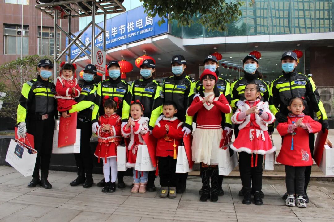 ů�ģ�һȺ���ӳ����ڱϽڽ�ͷ��Ϊ�ˡ�