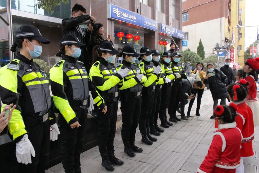 ů�ģ�һȺ���ӳ����ڱϽڽ�ͷ��Ϊ�ˡ�