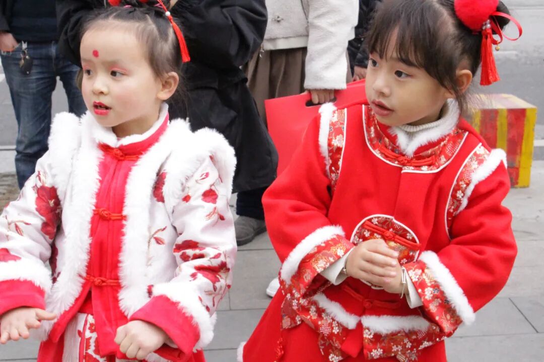 ů�ģ�һȺ���ӳ����ڱϽڽ�ͷ��Ϊ�ˡ�