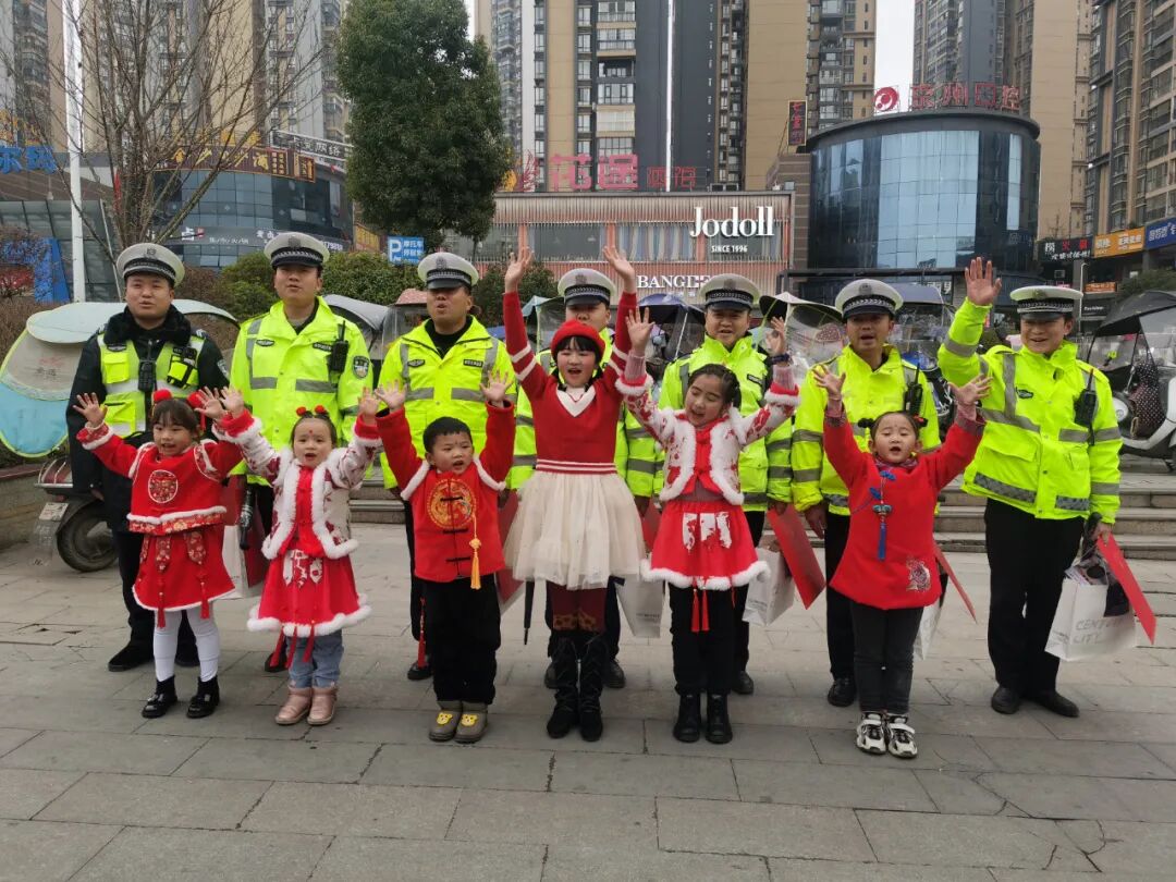 ů�ģ�һȺ���ӳ����ڱϽڽ�ͷ��Ϊ�ˡ�