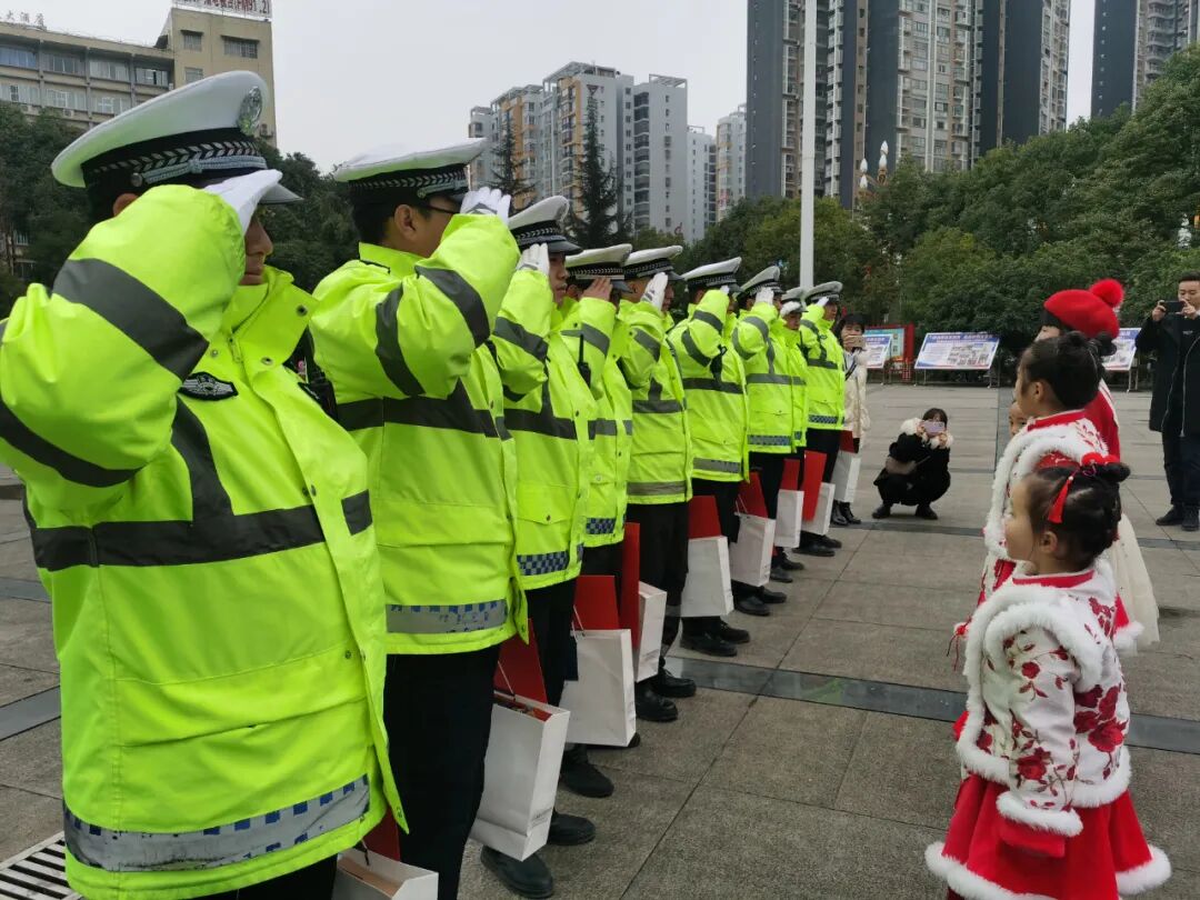 ů�ģ�һȺ���ӳ����ڱϽڽ�ͷ��Ϊ�ˡ�