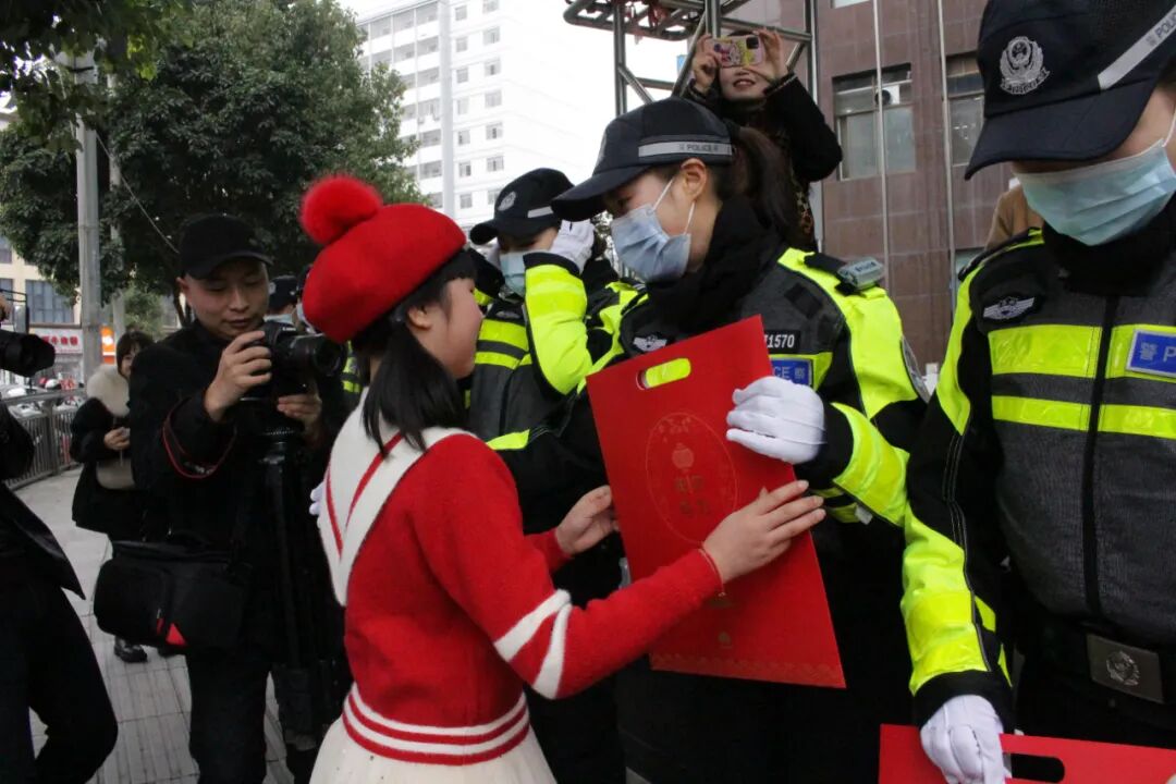 ů�ģ�һȺ���ӳ����ڱϽڽ�ͷ��Ϊ�ˡ�