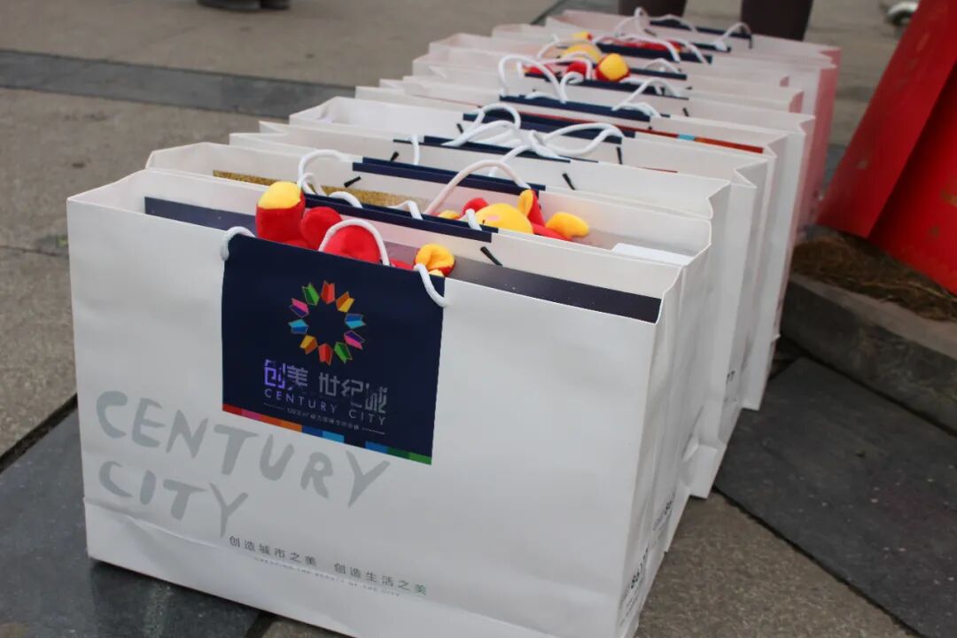 ů�ģ�һȺ���ӳ����ڱϽڽ�ͷ��Ϊ�ˡ�