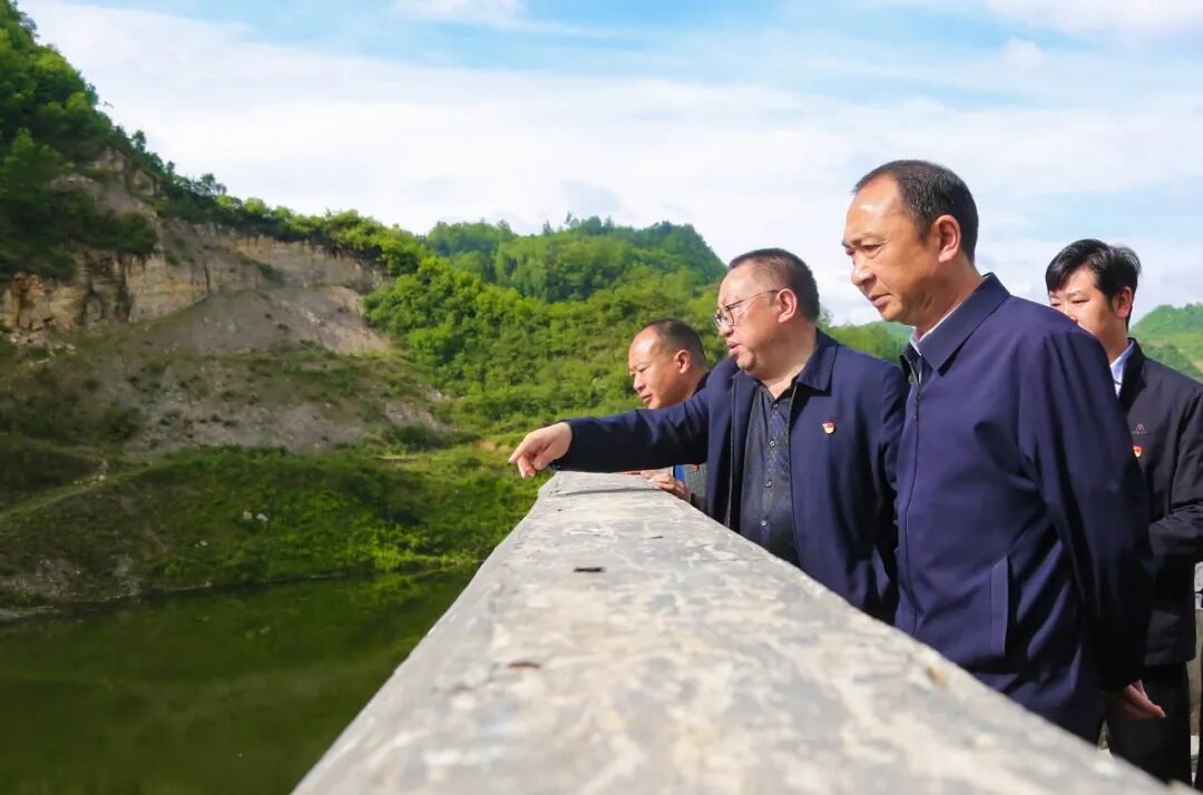 七星关区区长刘庆到何官屯镇和田坝桥镇调研