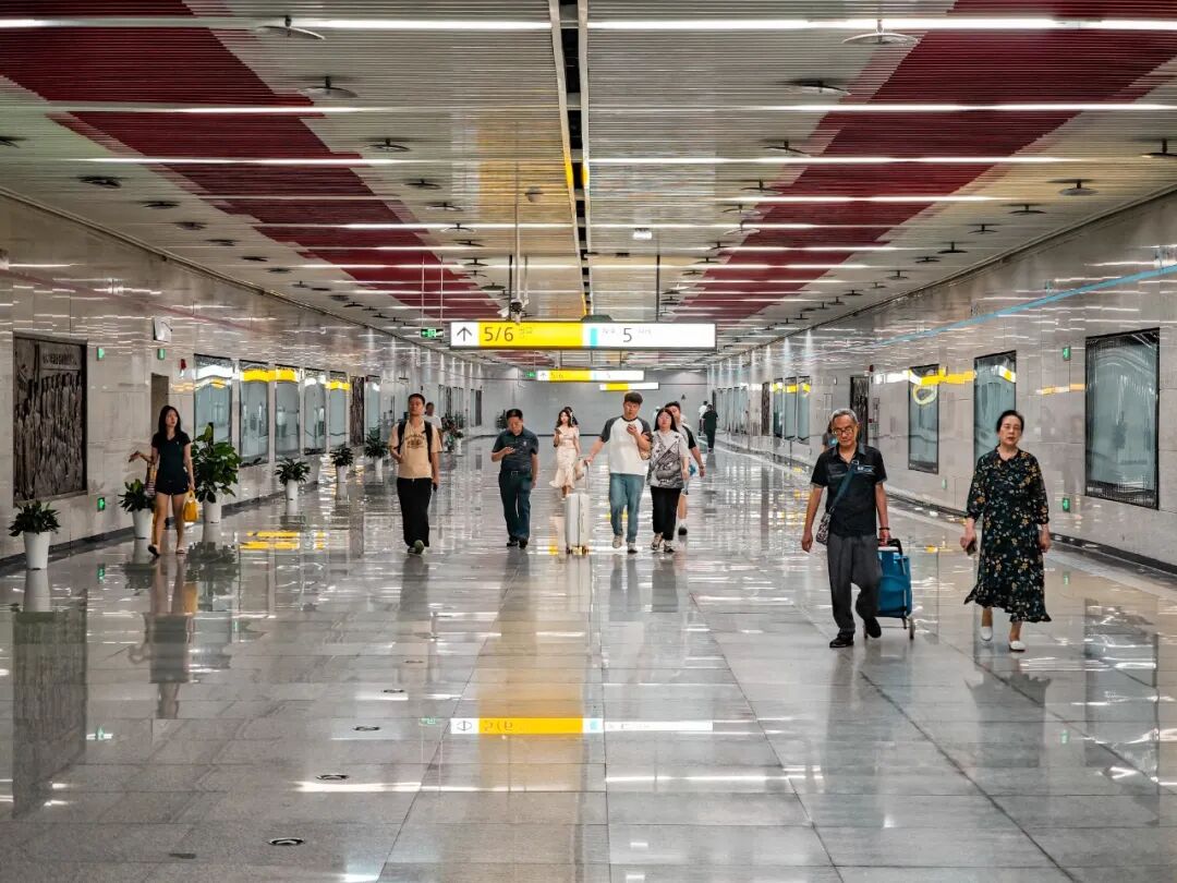 田芝銘 紅巖村站換乘通道.jpg