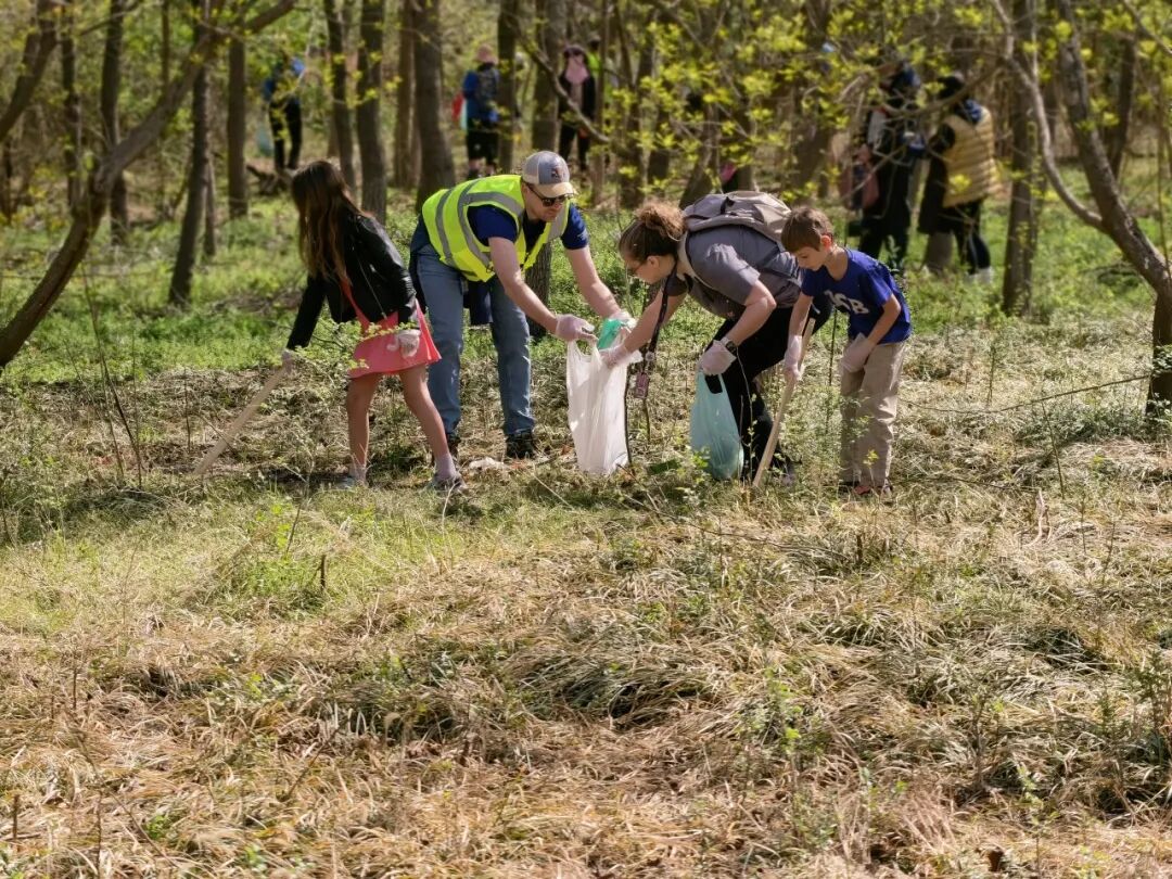 护鸟牌怎么写清零垃圾，手挂双语鸟牌.....空港街道中外家庭携手扮靓温榆河~_https://www.jmylbn.com_新闻资讯_第11张