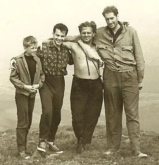 Yura Shabat（儿子）、V. A. Zorich（学生）、B. V. Shabat 和 S. Ya. Havinson（学生）合影