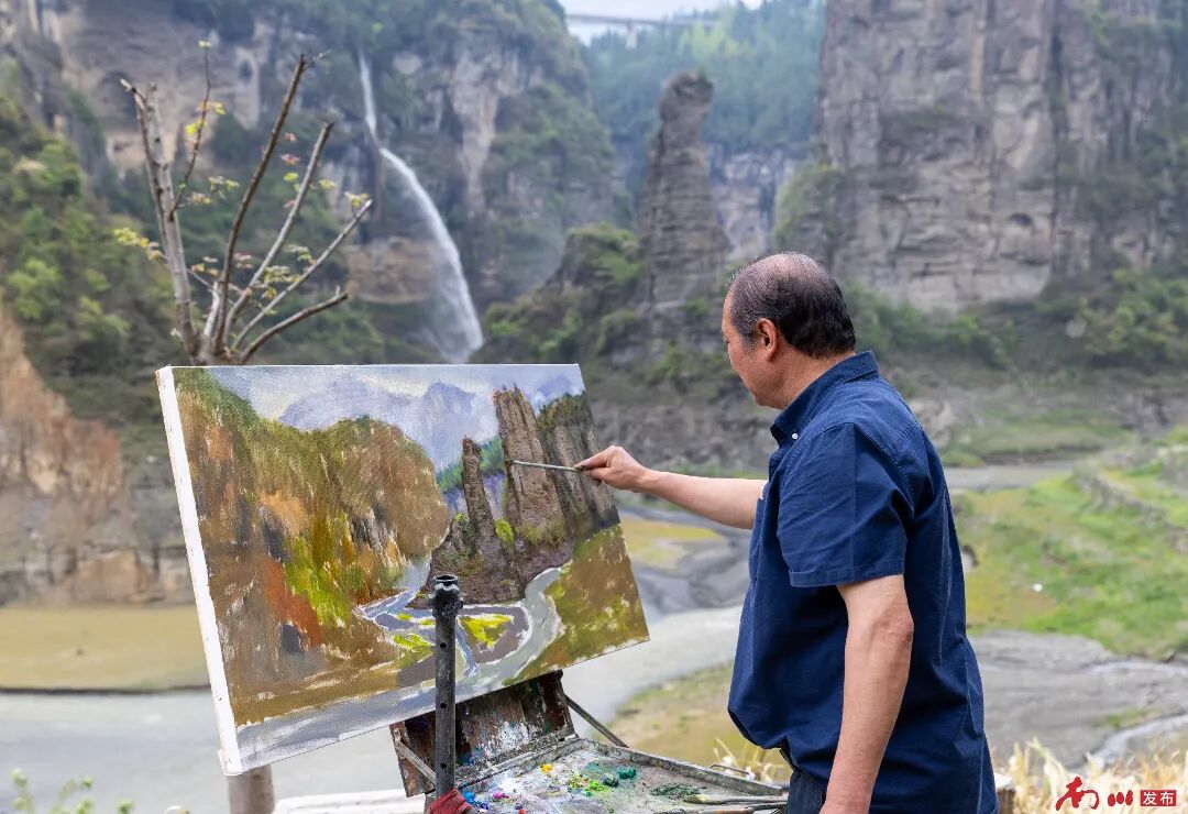 1、2026年4月12日，重慶市南川區(qū)頭渡鎮(zhèn)燭臺(tái)峰春光正好，美術(shù)愛好者以畫架為媒，將燭臺(tái)峰與瀑布的春日盛景定格于畫布之上。_副本.jpg