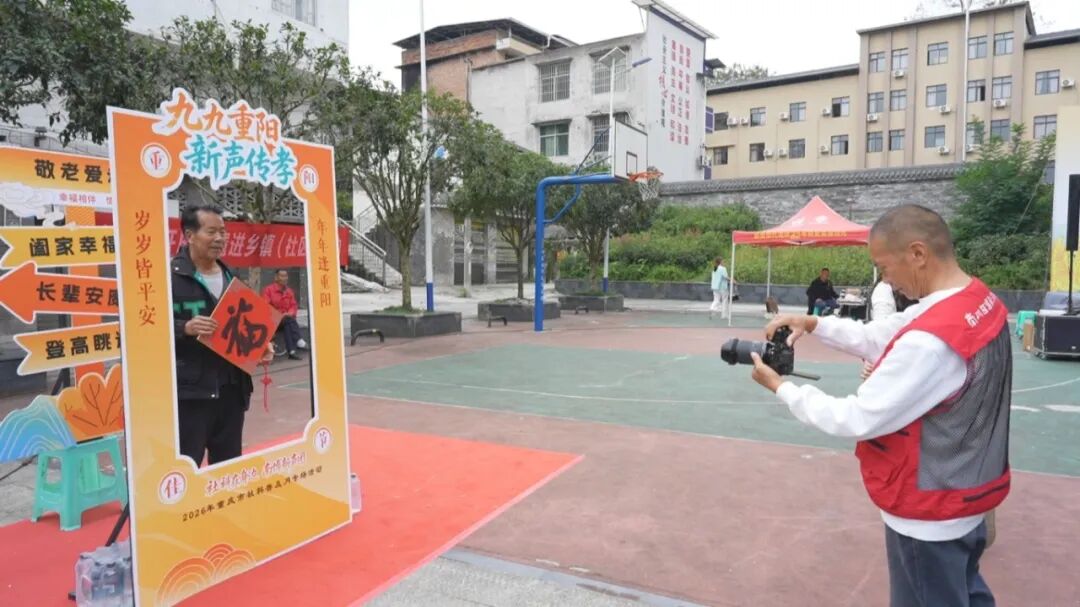 社科普及进基层　重阳敬老暖民心1.jpg