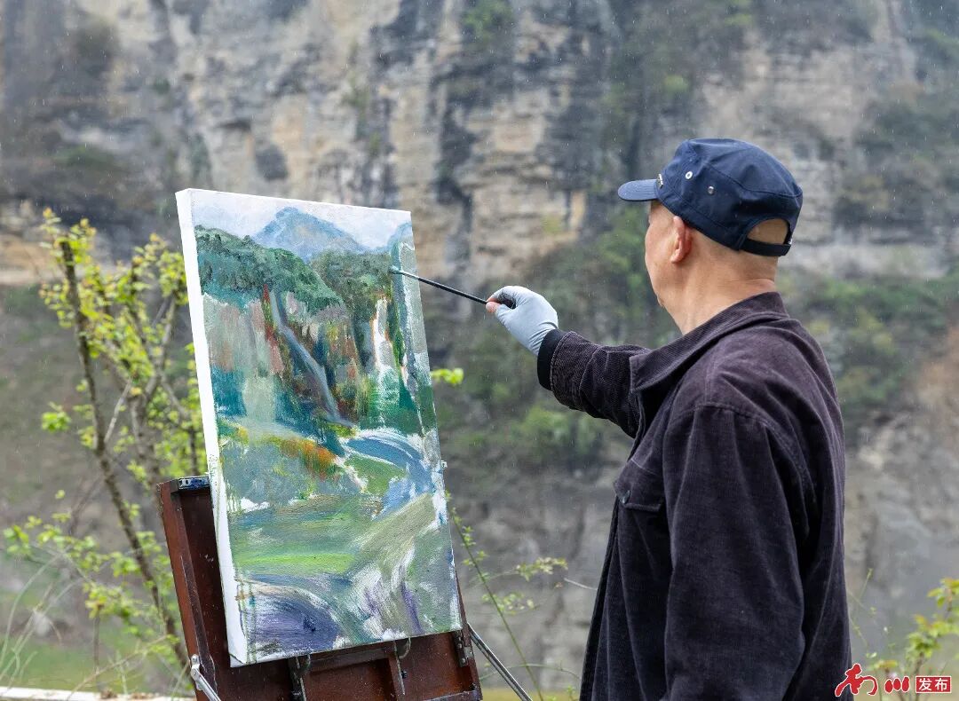 5、2026年4月12日，重慶市南川區(qū)頭渡鎮(zhèn)燭臺(tái)峰春光正好，美術(shù)愛好者以畫架為媒，將燭臺(tái)峰與瀑布的春日盛景定格于畫布之上。_副本.jpg