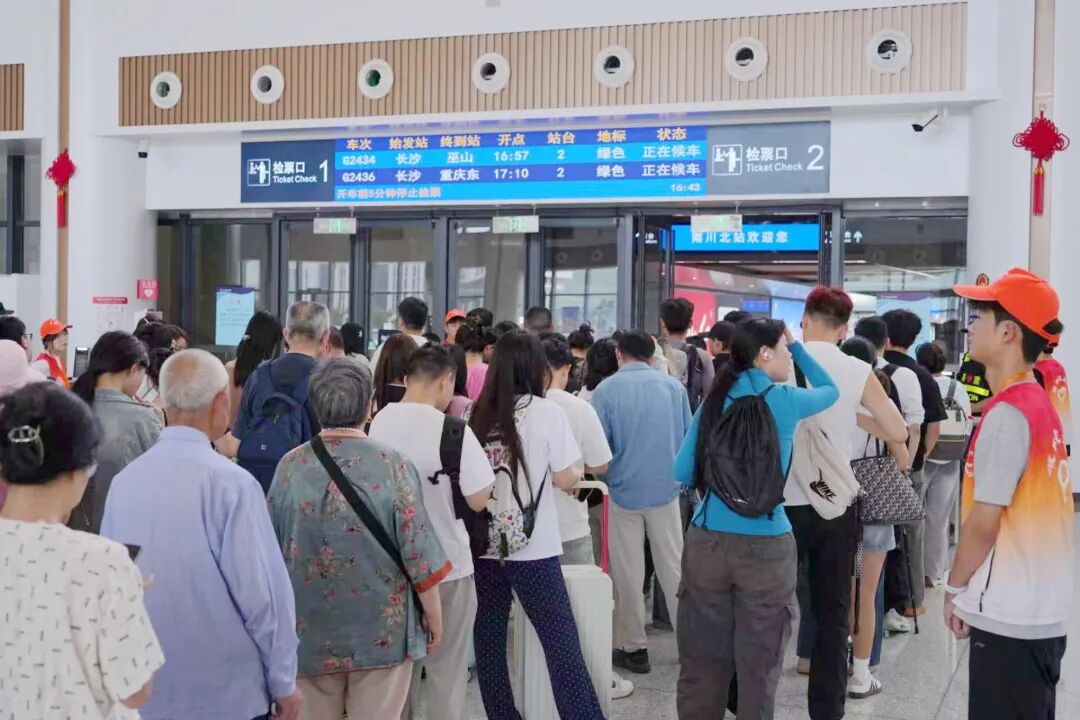 端午假期：客流攀升  交通平稳有序(分离(218120)-20260622133704.jpg
