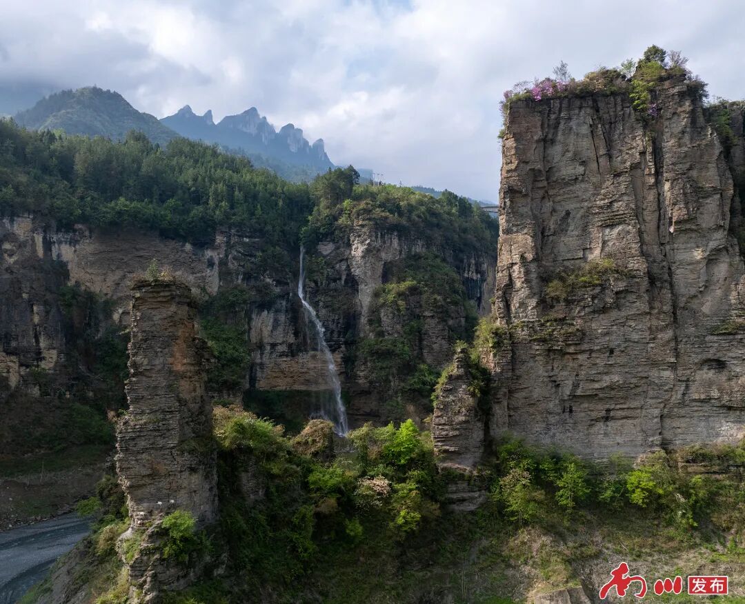8、2026年4月12日，重慶市南川區(qū)頭渡鎮(zhèn)燭臺(tái)峰春光正好，燭臺(tái)峰孤峰挺立，瀑布與遠(yuǎn)山相映，勾勒出雄奇的春日峽谷風(fēng)光。_副本.jpg