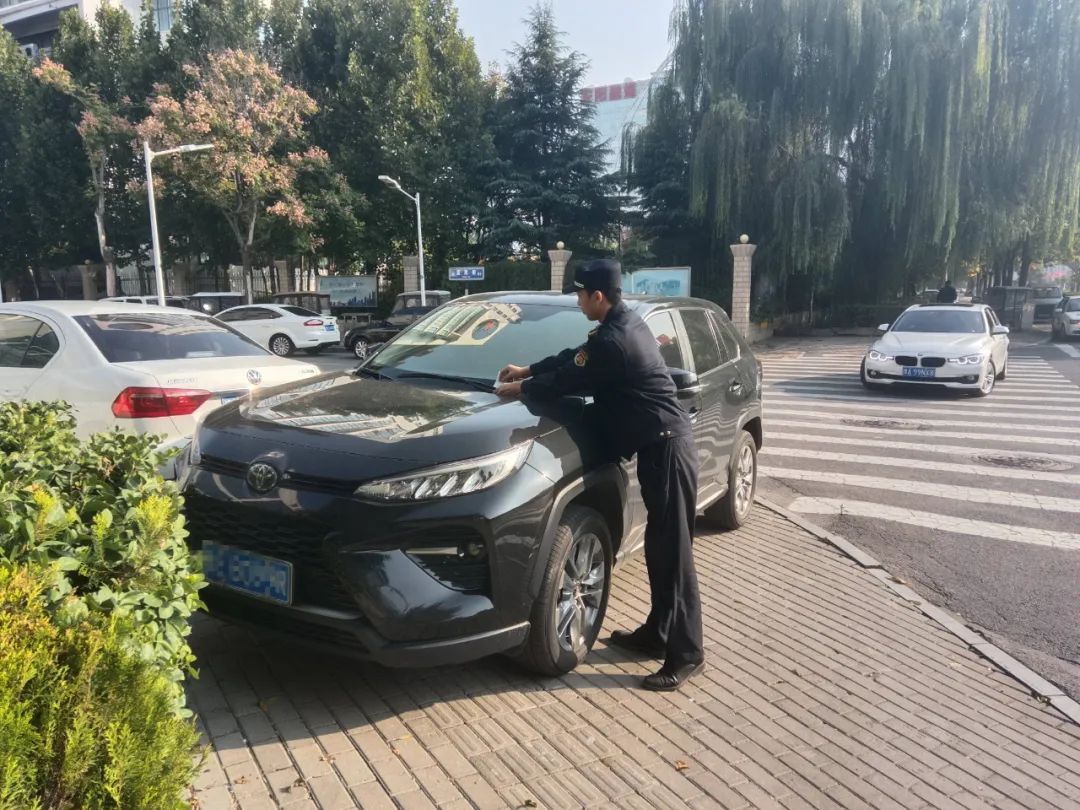 安阳城市管理局整治违规侵占无障碍设施，让盲道不再“忙”