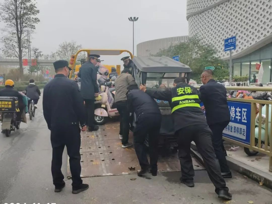 安阳城市管理局整治违规侵占无障碍设施，让盲道不再“忙”