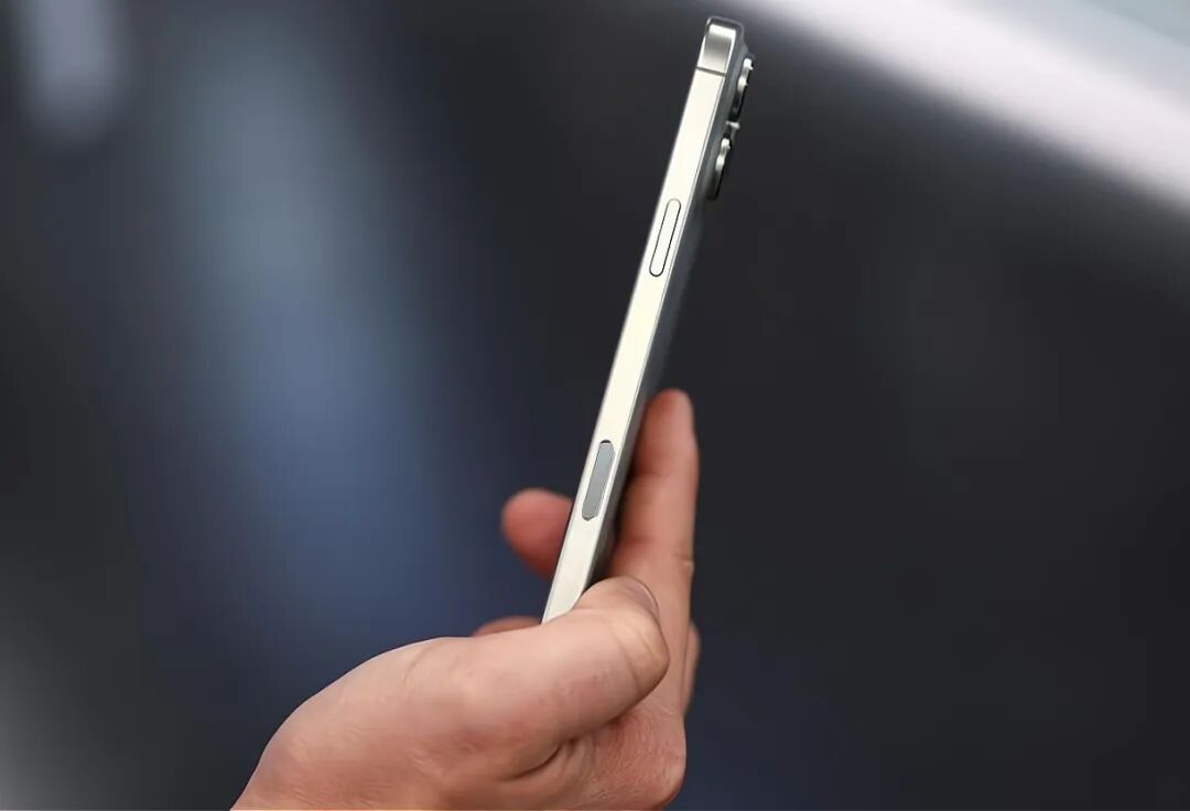 iPhone17ProMax新按键有点狠，果粉都炸了！