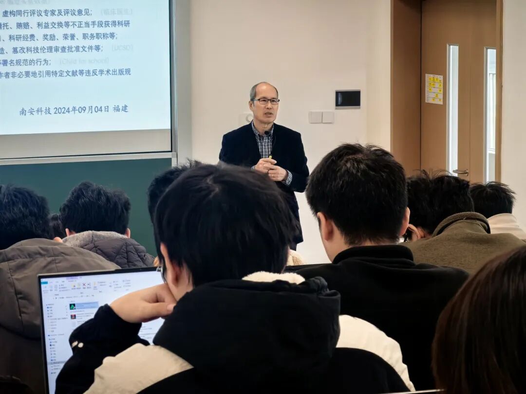 论文写作指导课上，韩明虎老师授课.jpg