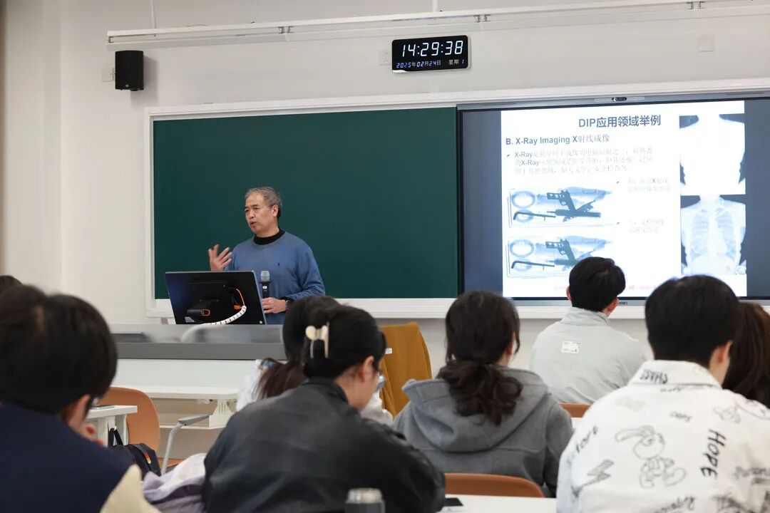 数字图像处理课上，胡庆茂老师授课.jpg