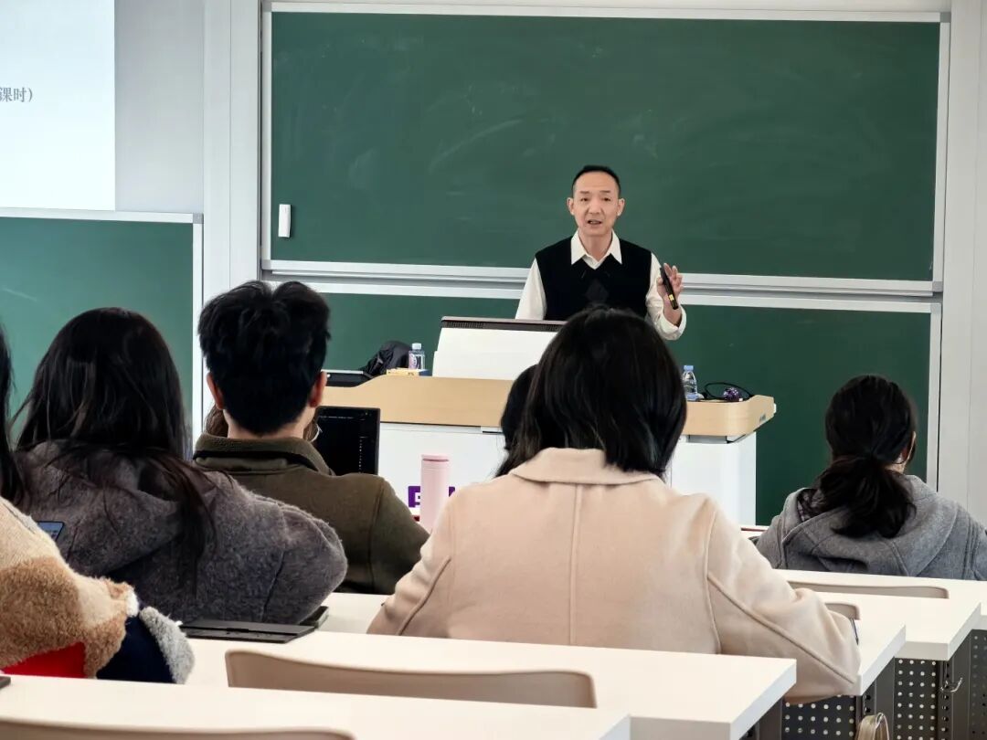 生物医学统计学课上，吴浩老师授课.jpg