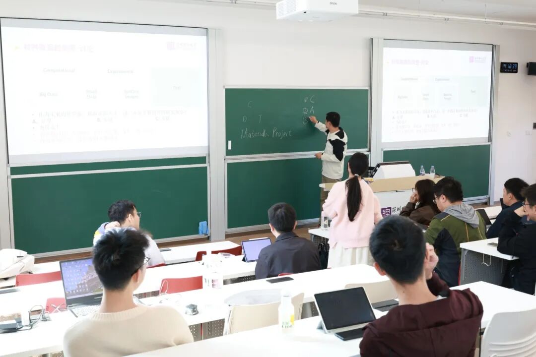 计算材料学课上，姜璟老师授课.JPG